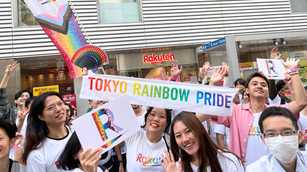 パレード中の笑顔で写っている社員の様子。Smiling parade participants during the parade